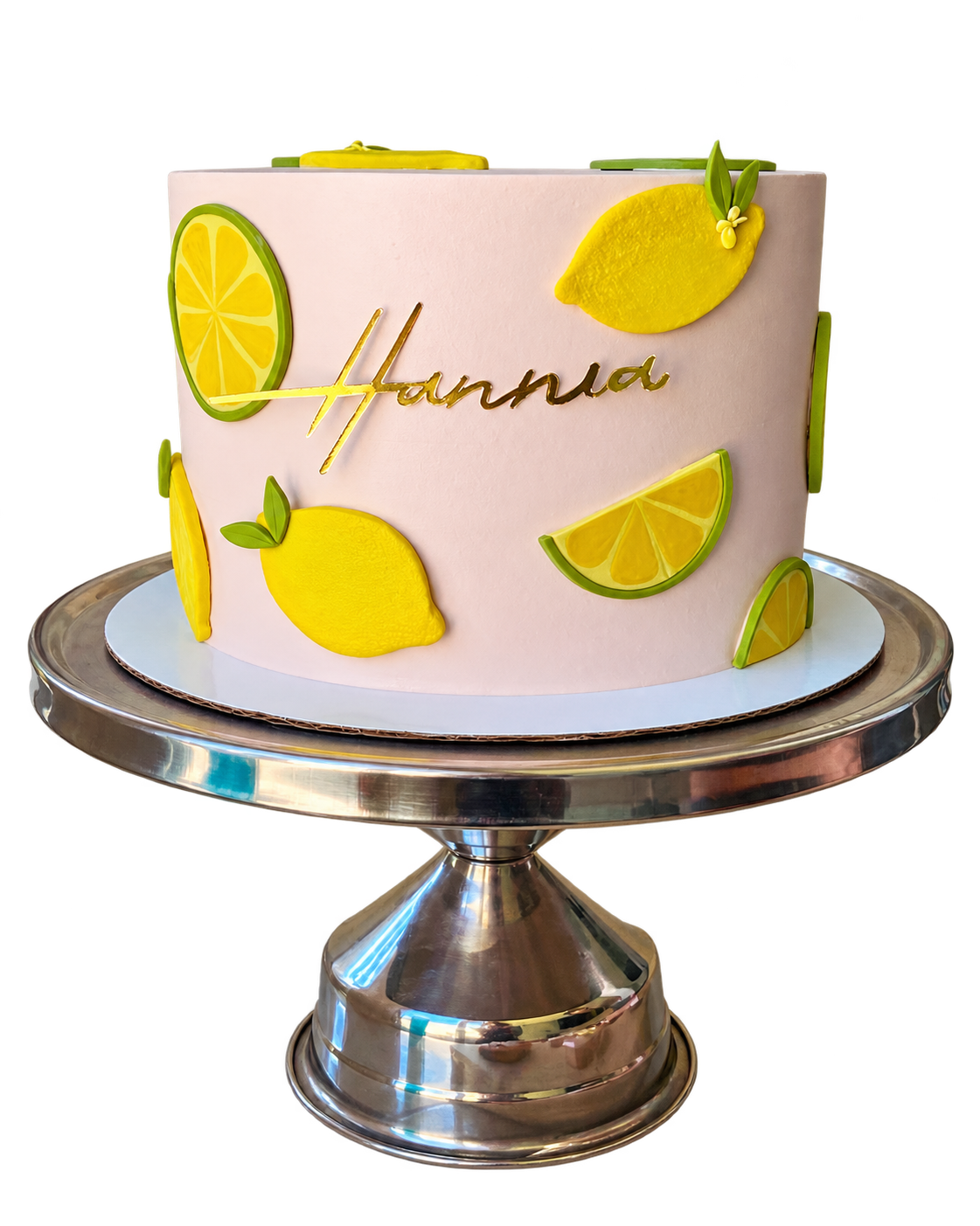 Pastel rosa de La Vinca con decoraciones de limón sobre un pedestal metálico